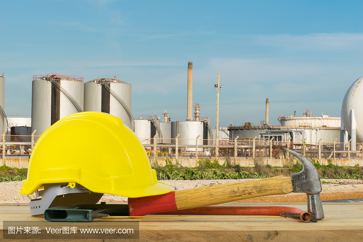黃色安全帽與石油煉化行業正面視圖